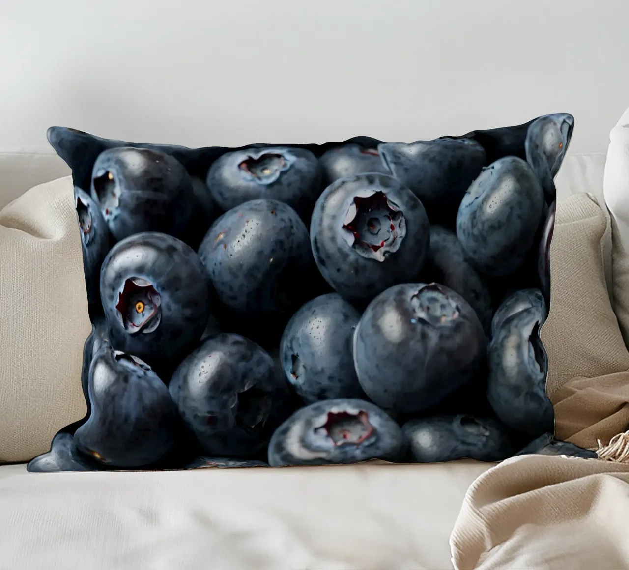 Mirtilli freschi raccolti in una fattoria locale cuscino da DesignDoodle