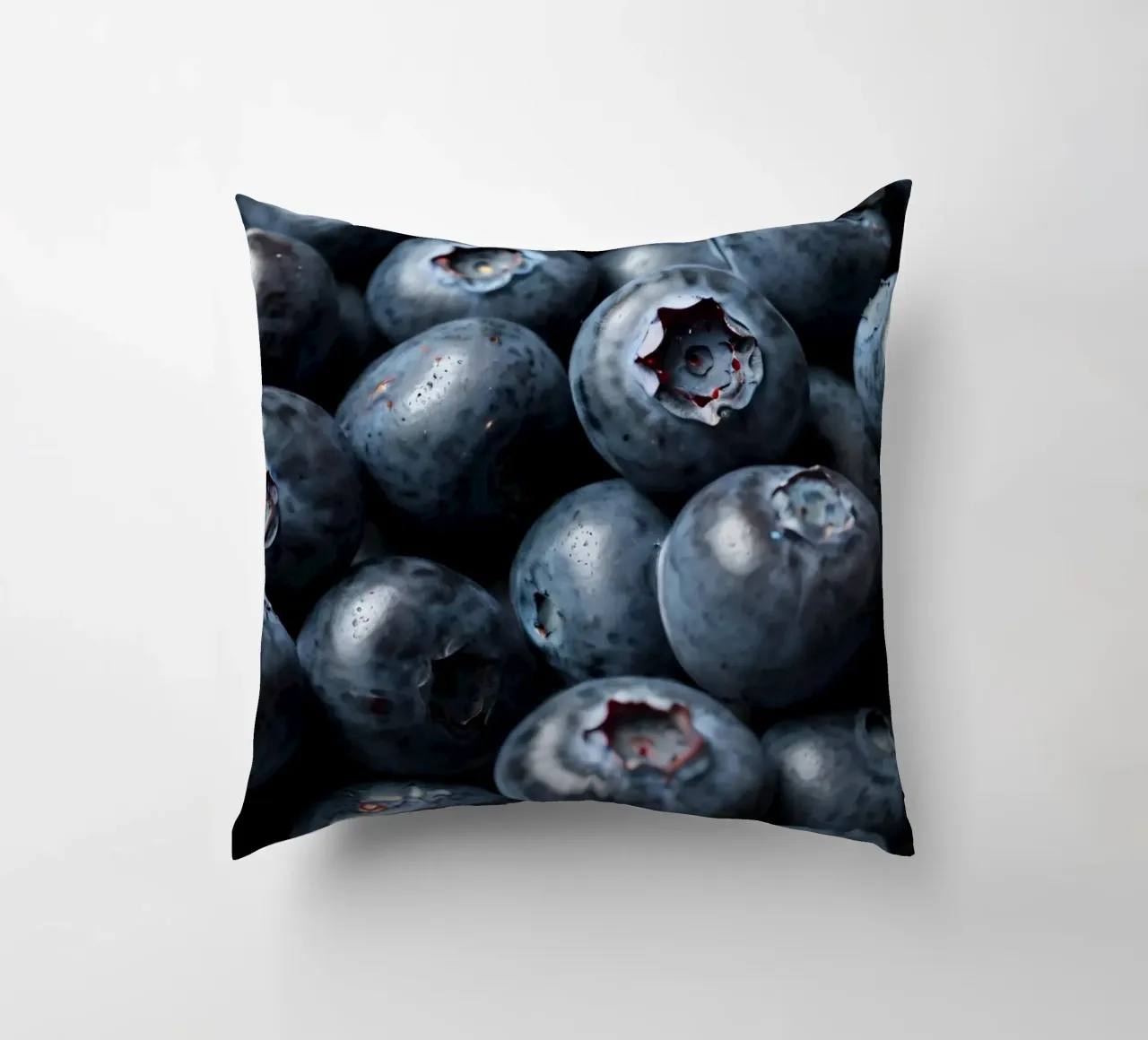 Mirtilli freschi raccolti in una fattoria locale cuscino da DesignDoodle