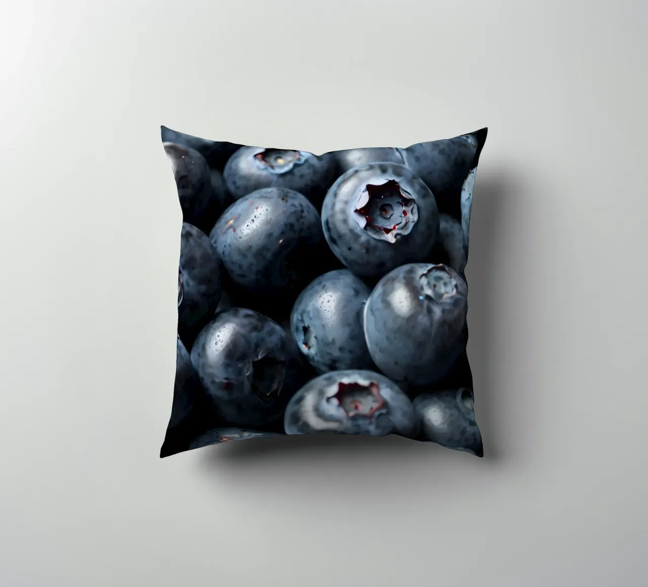 Mirtilli freschi raccolti in una fattoria locale cuscino da DesignDoodle