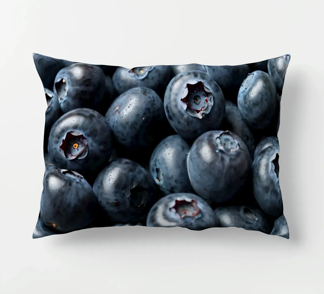 Mirtilli freschi raccolti in una fattoria locale cuscino da DesignDoodle