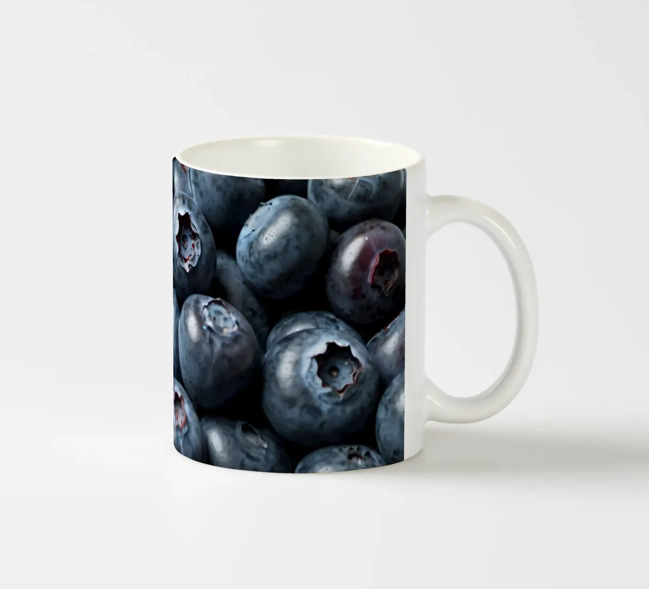 Mirtilli freschi raccolti in una fattoria locale tazza in ceramica da DesignDoodle