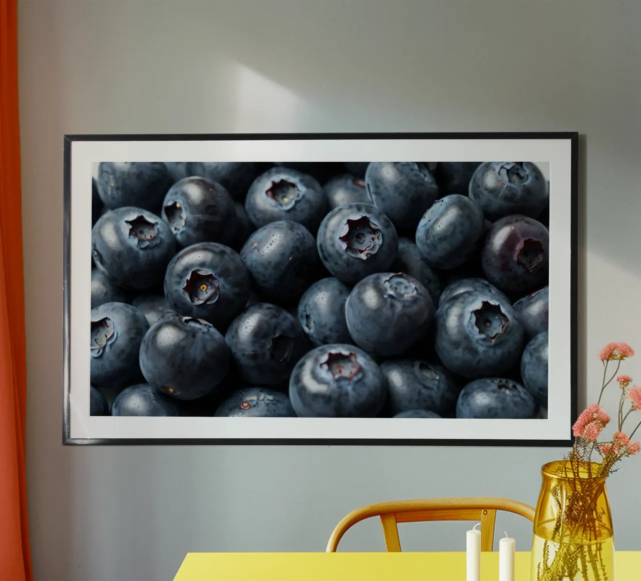 Mirtilli freschi raccolti in una fattoria locale poster con telaio in alluminio da DesignDoodle