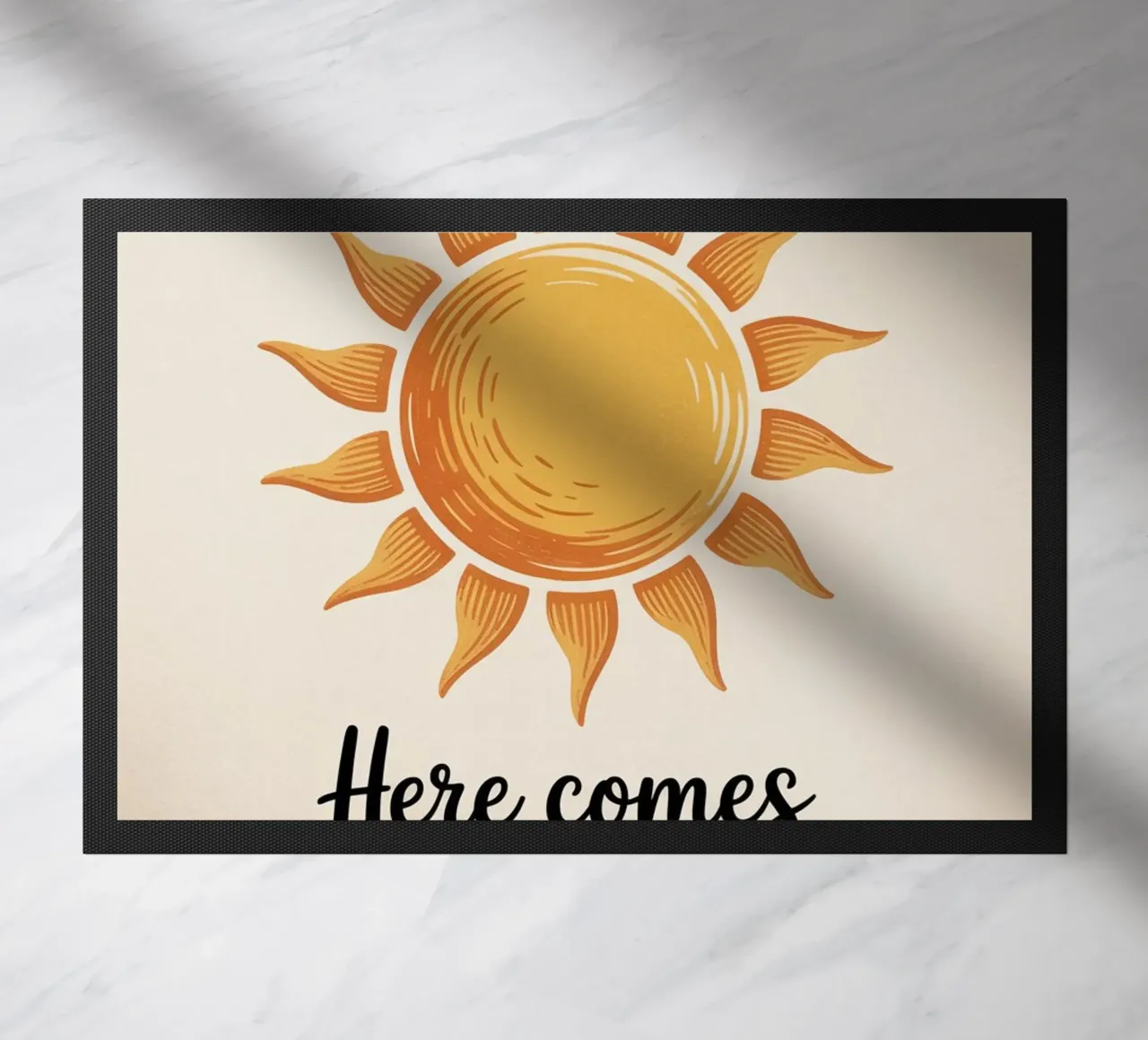 Here Comes The Sun - Minimaler handgezeichneter Sonnenschein Druck Fußmatte von logic