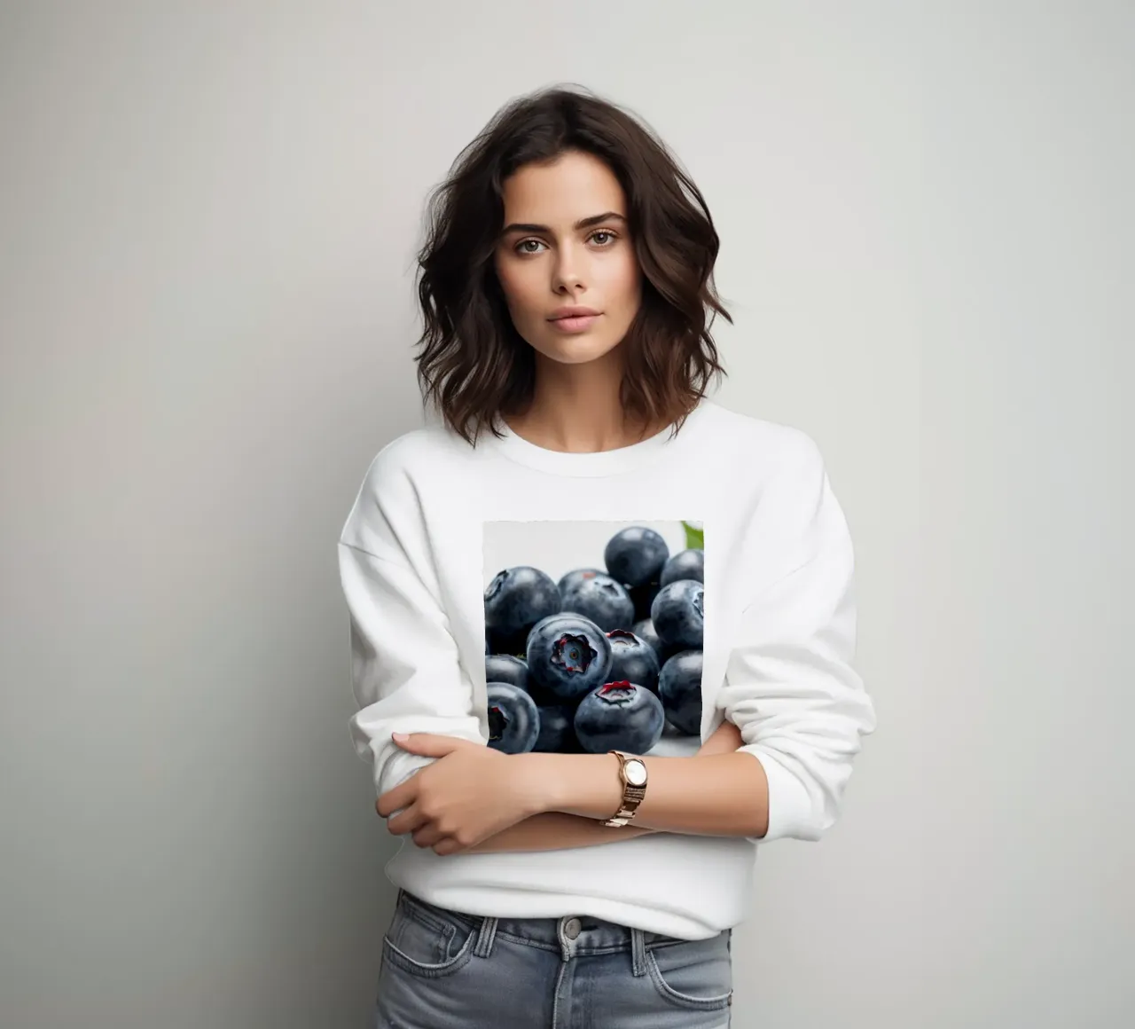 Mirtilli freschi disposti in modo ordinato su una superficie riflettente felpa da DesignDoodle