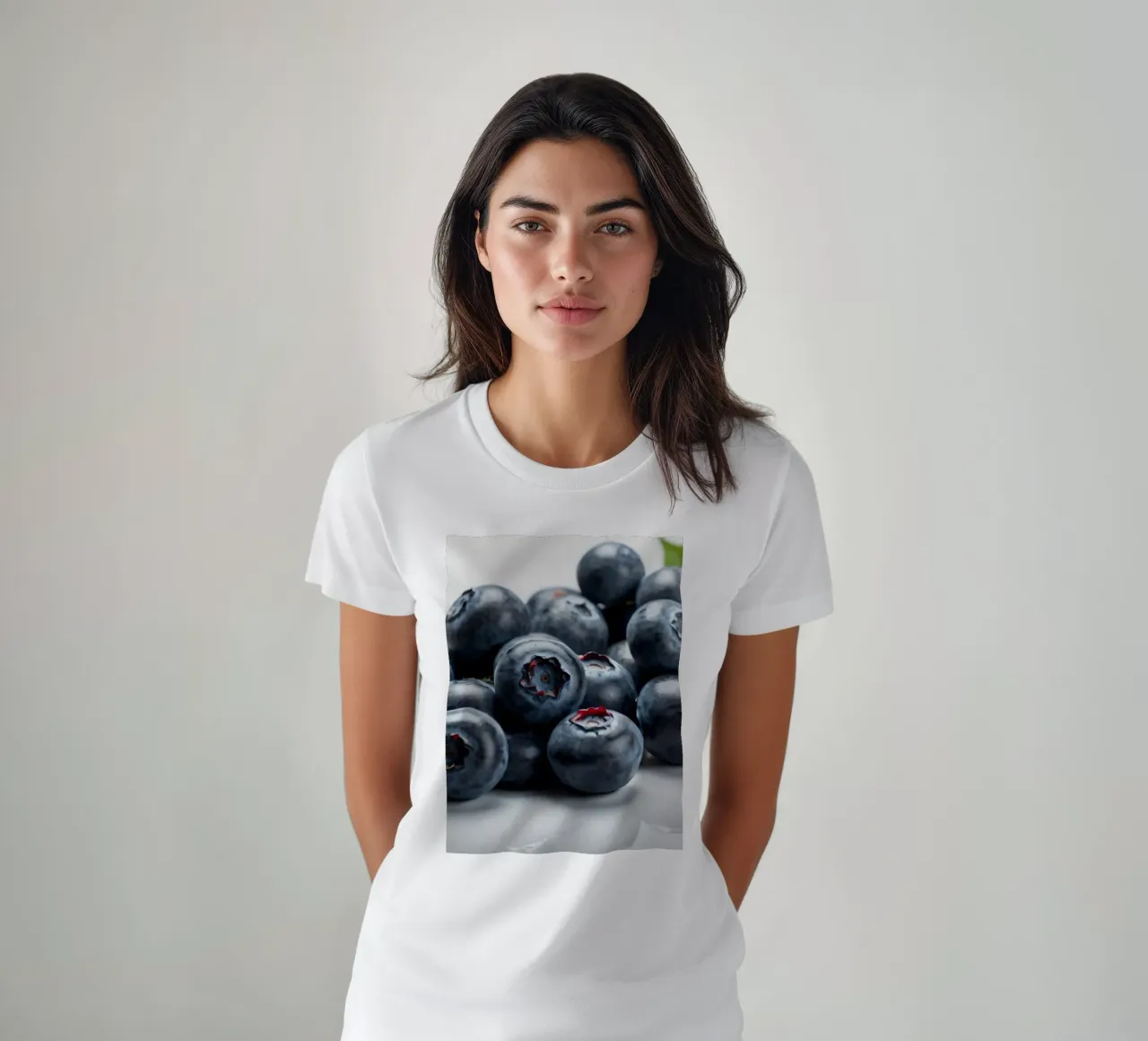 Mirtilli freschi disposti in modo ordinato su una superficie riflettente t-shirt da DesignDoodle