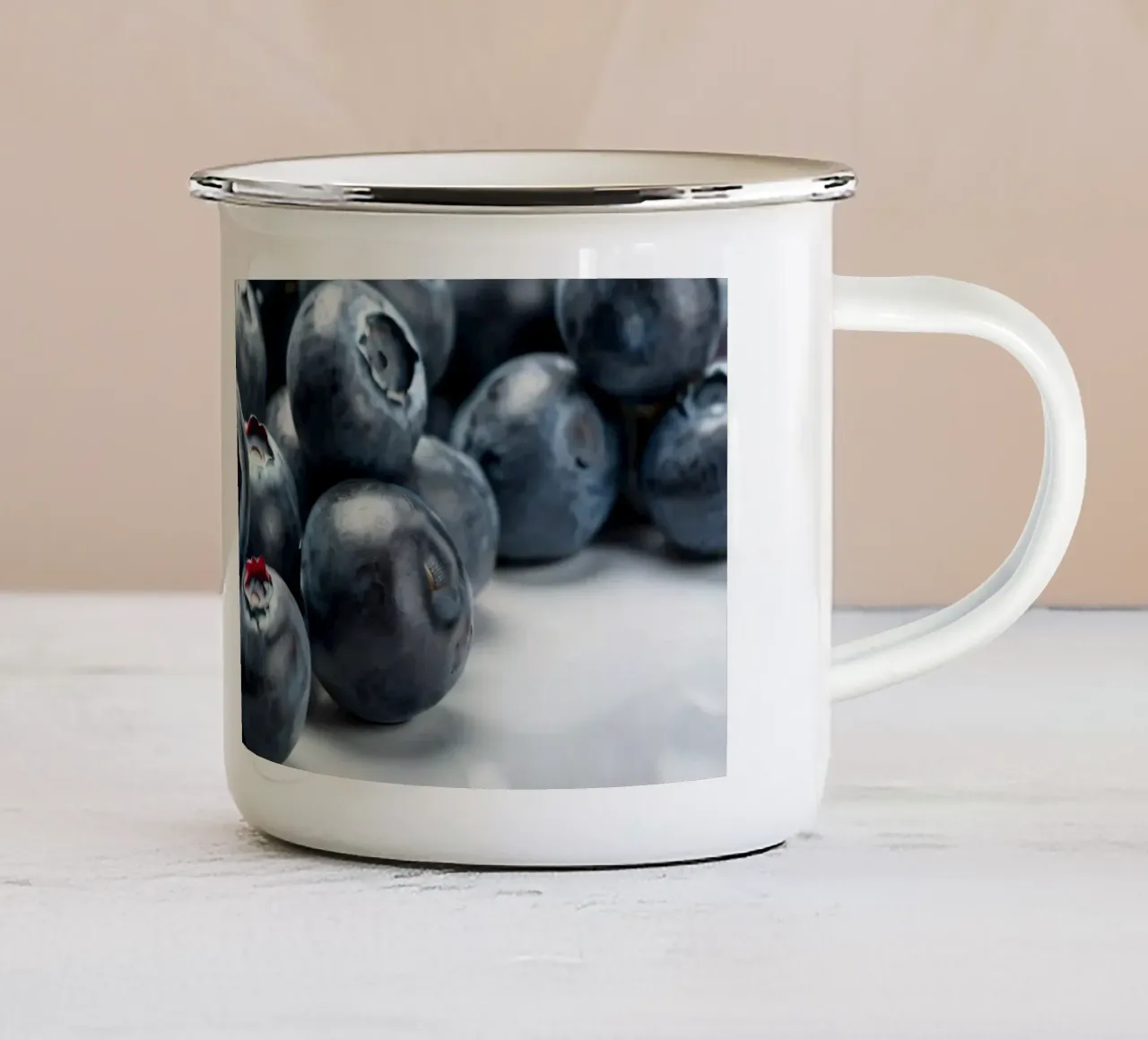 Mirtilli freschi disposti in modo ordinato su una superficie riflettente tazza in smalto da DesignDoodle