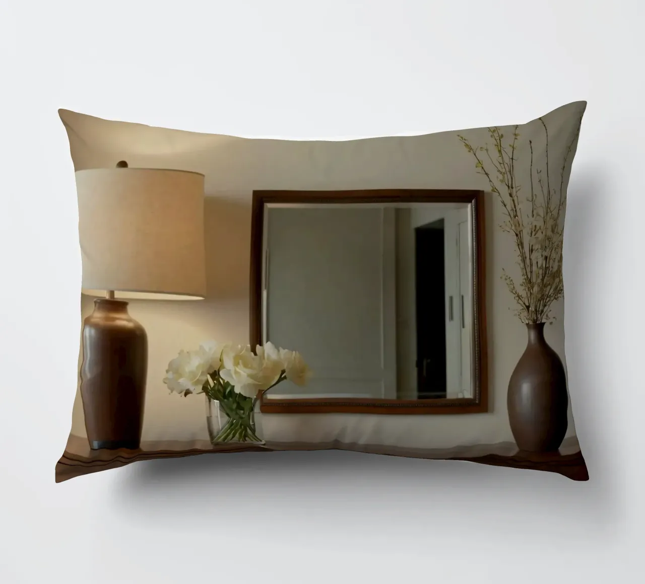 Interni eleganti con lampada e fiori freschi cuscino da DesignDoodle