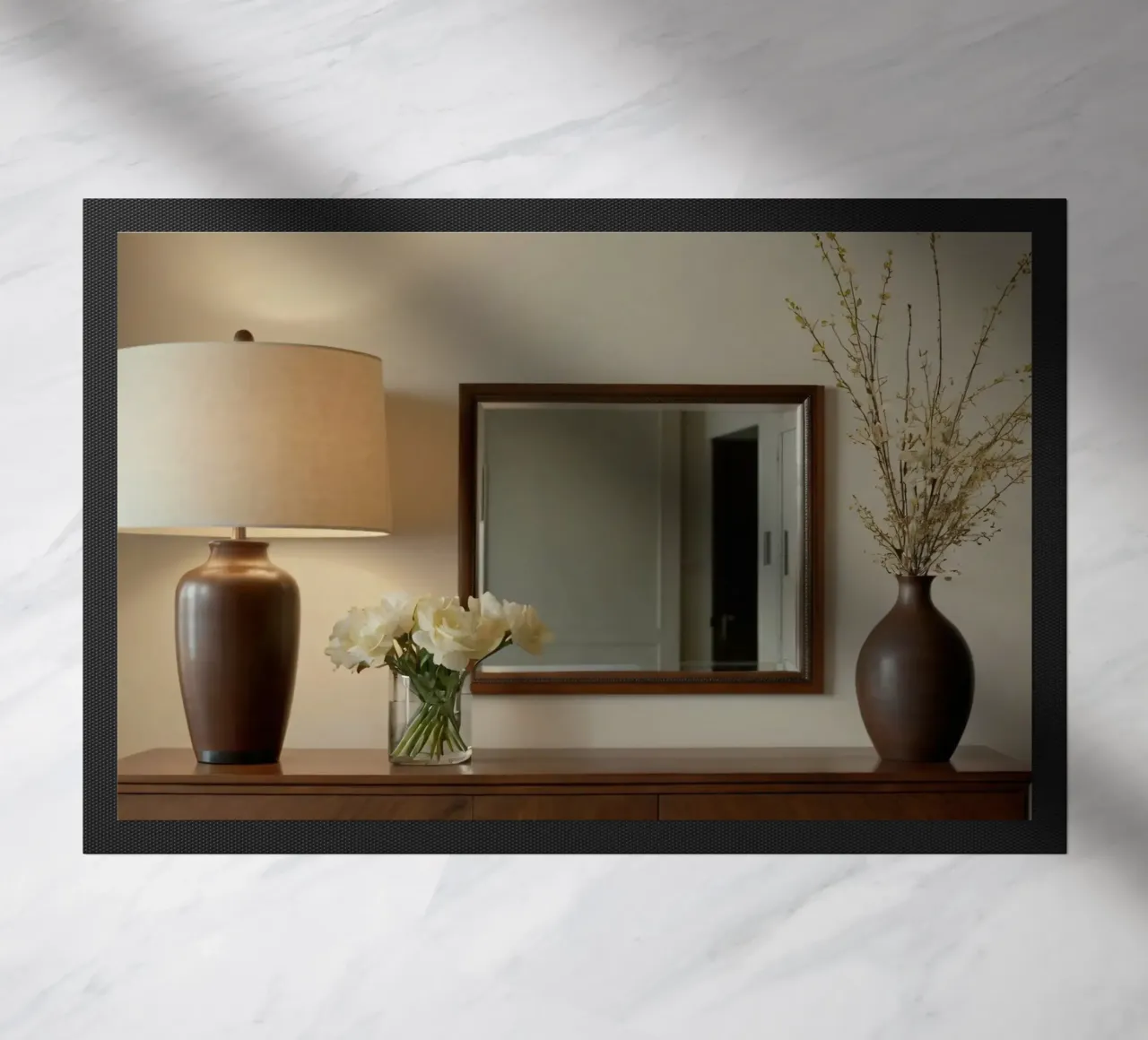 Interni eleganti con lampada e fiori freschi zerbino da DesignDoodle