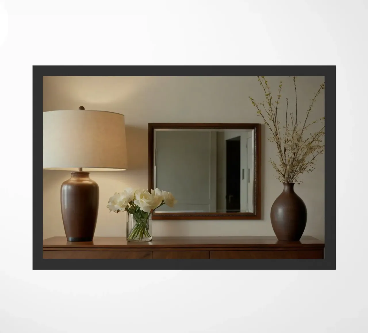 Interni eleganti con lampada e fiori freschi zerbino da DesignDoodle