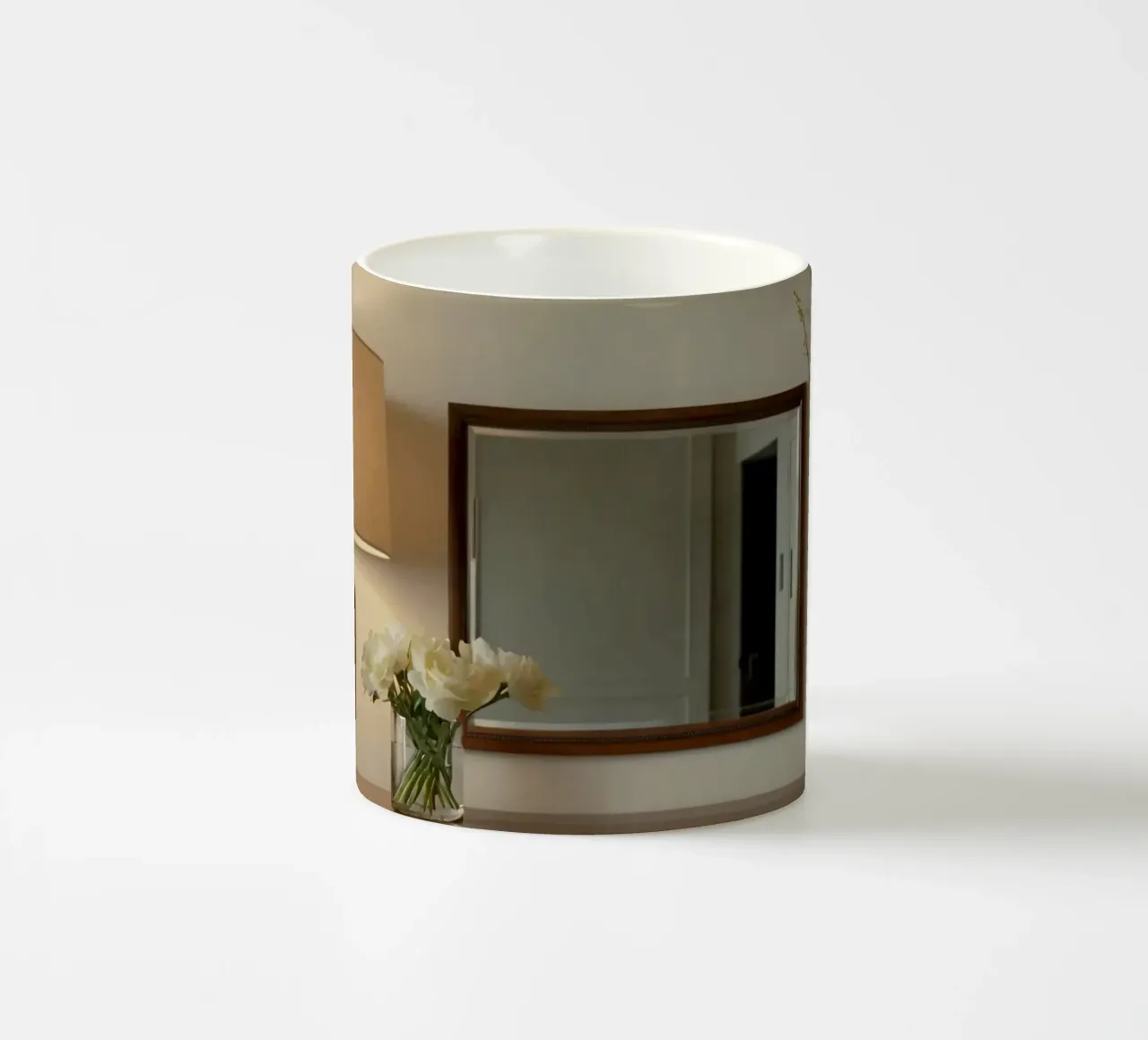 Interni eleganti con lampada e fiori freschi tazza in ceramica da DesignDoodle
