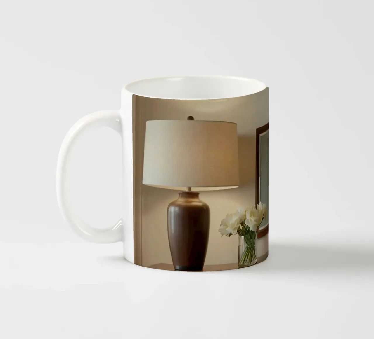 Interni eleganti con lampada e fiori freschi tazza in ceramica da DesignDoodle