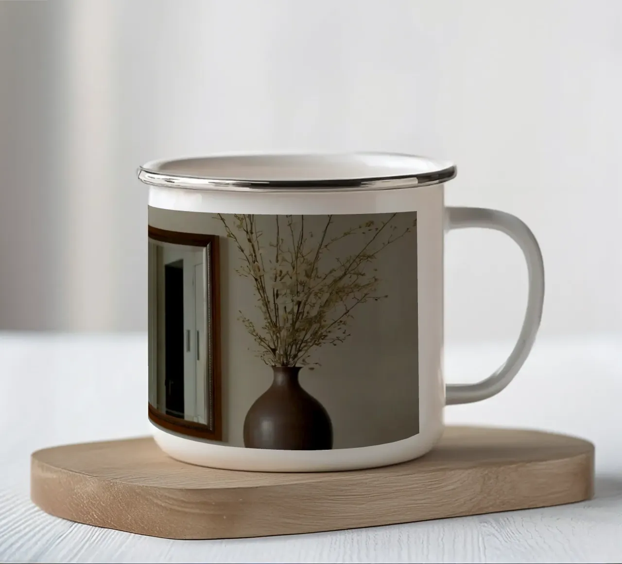 Interni eleganti con lampada e fiori freschi tazza in smalto da DesignDoodle