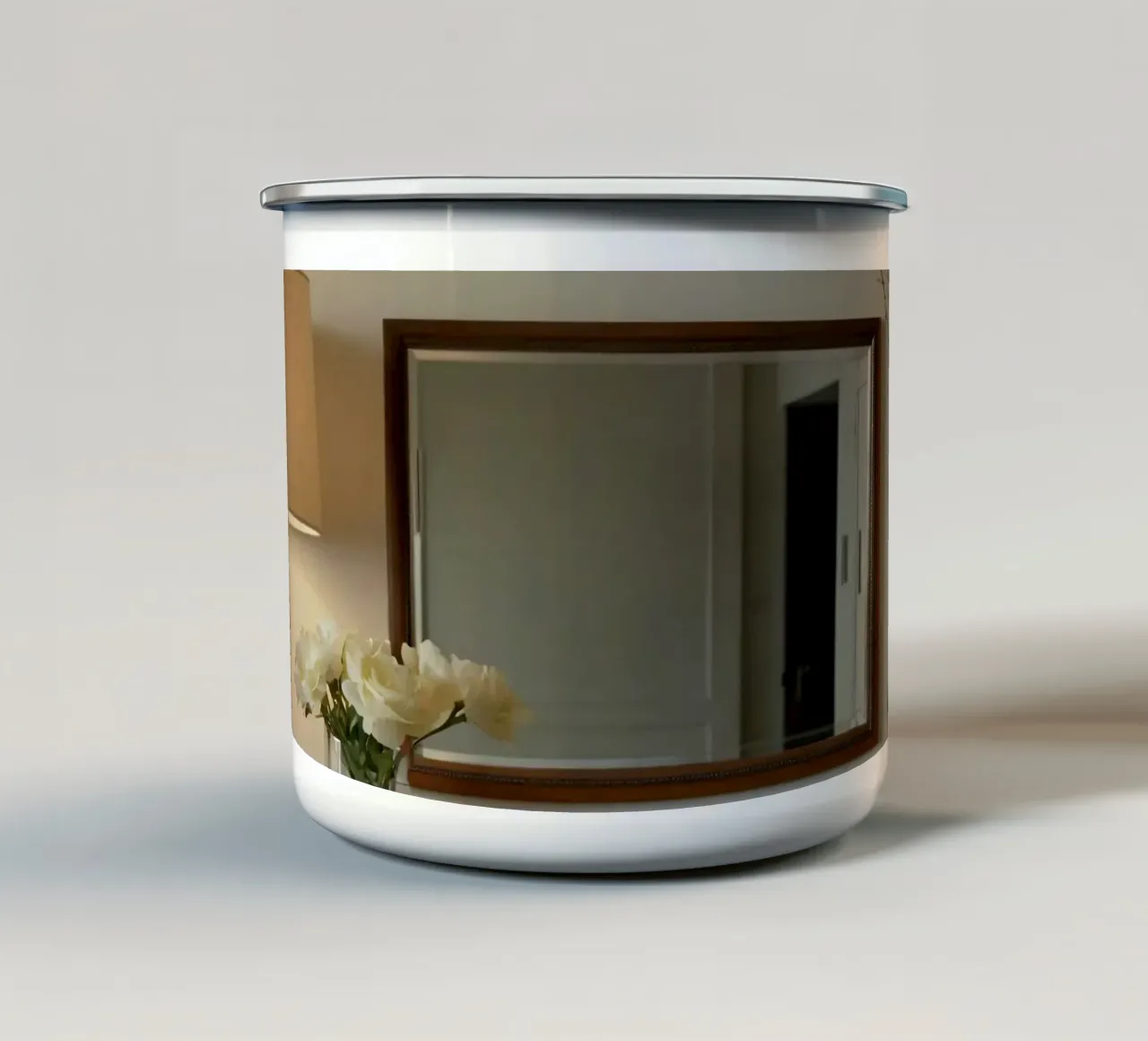 Interni eleganti con lampada e fiori freschi tazza in smalto da DesignDoodle