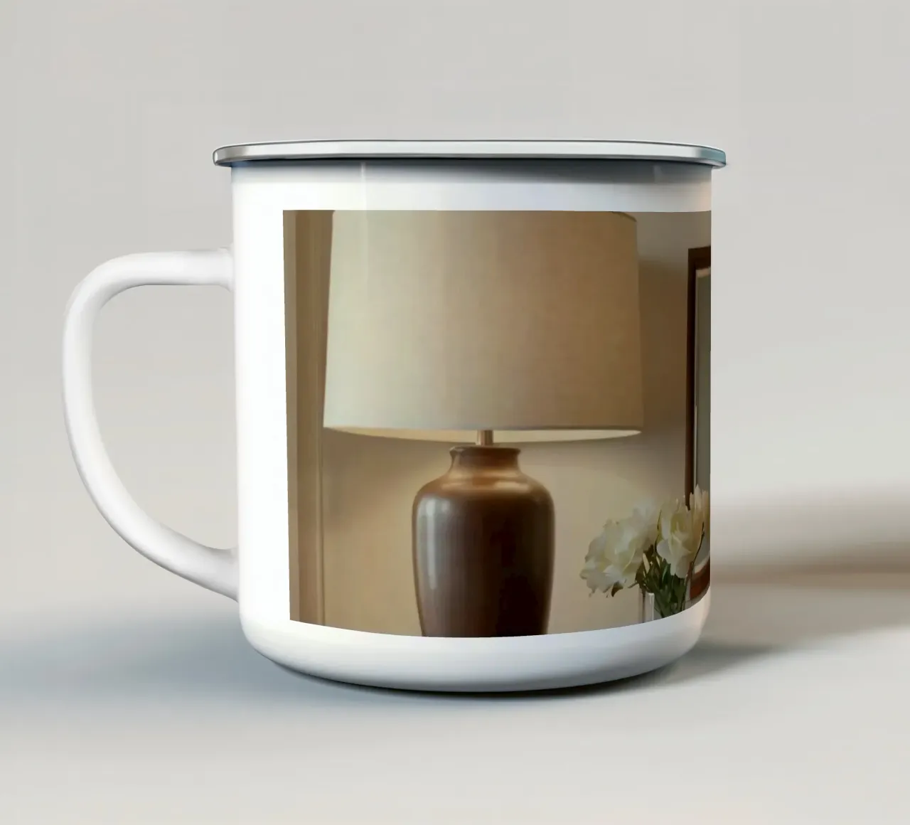 Interni eleganti con lampada e fiori freschi tazza in smalto da DesignDoodle