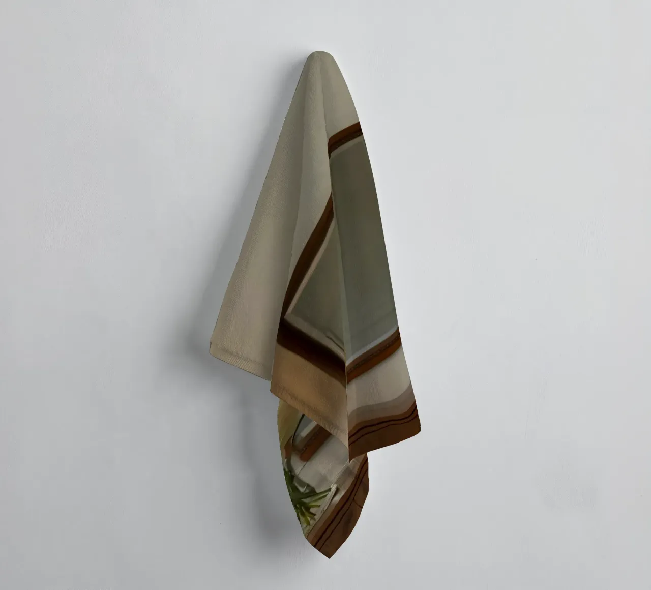 Interni eleganti con lampada e fiori freschi asciugamano da bagno da DesignDoodle