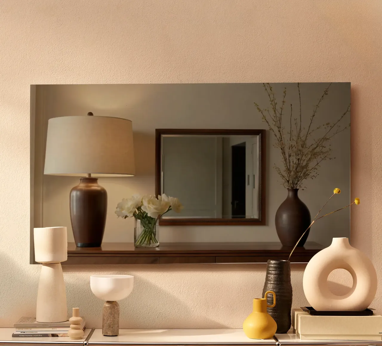 Interni eleganti con lampada e fiori freschi alluminio dibond da DesignDoodle