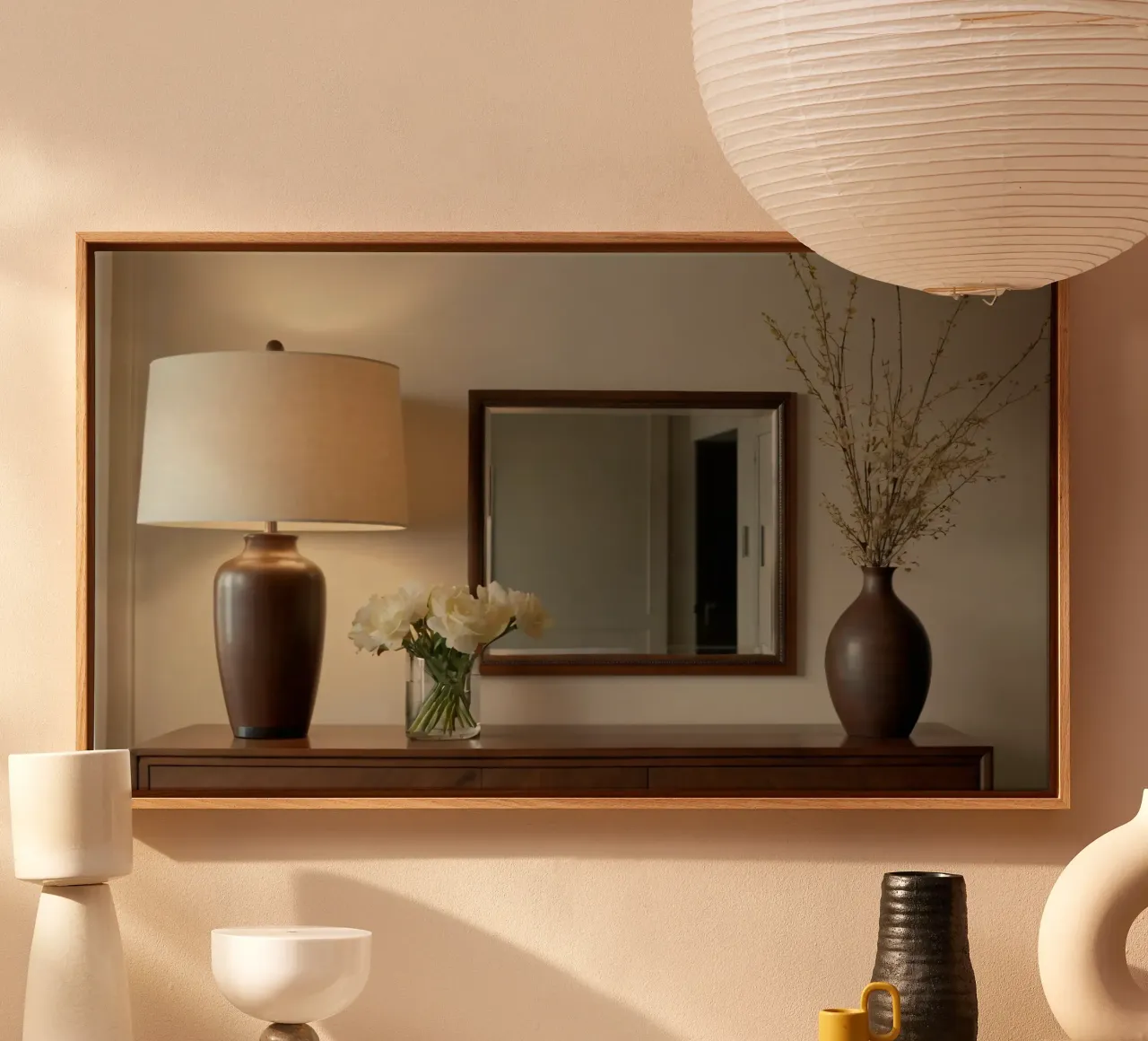 Interni eleganti con lampada e fiori freschi tela con Cornice a cassetta da DesignDoodle