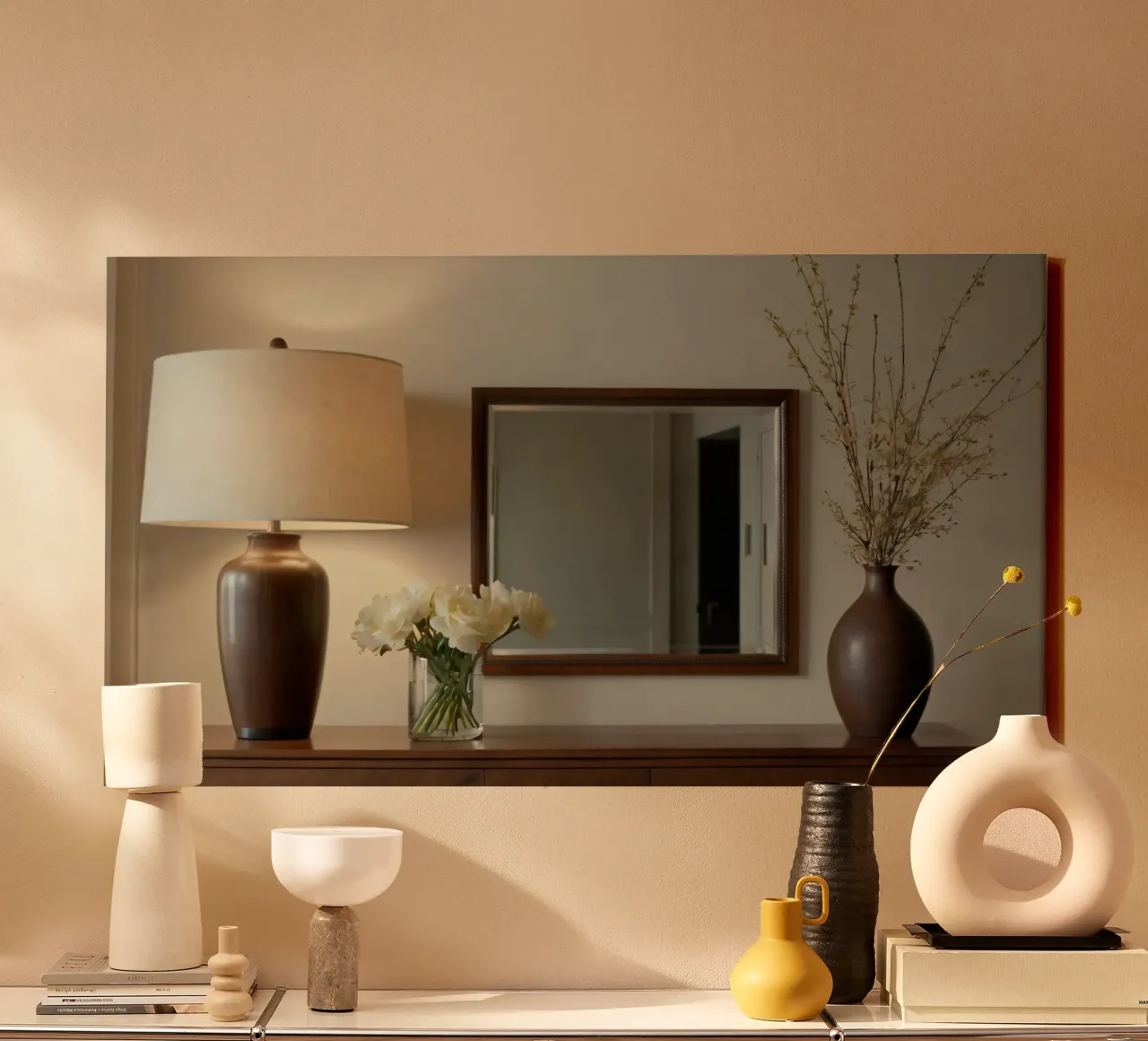 Interni eleganti con lampada e fiori freschi tela con Cornice a cassetta da DesignDoodle