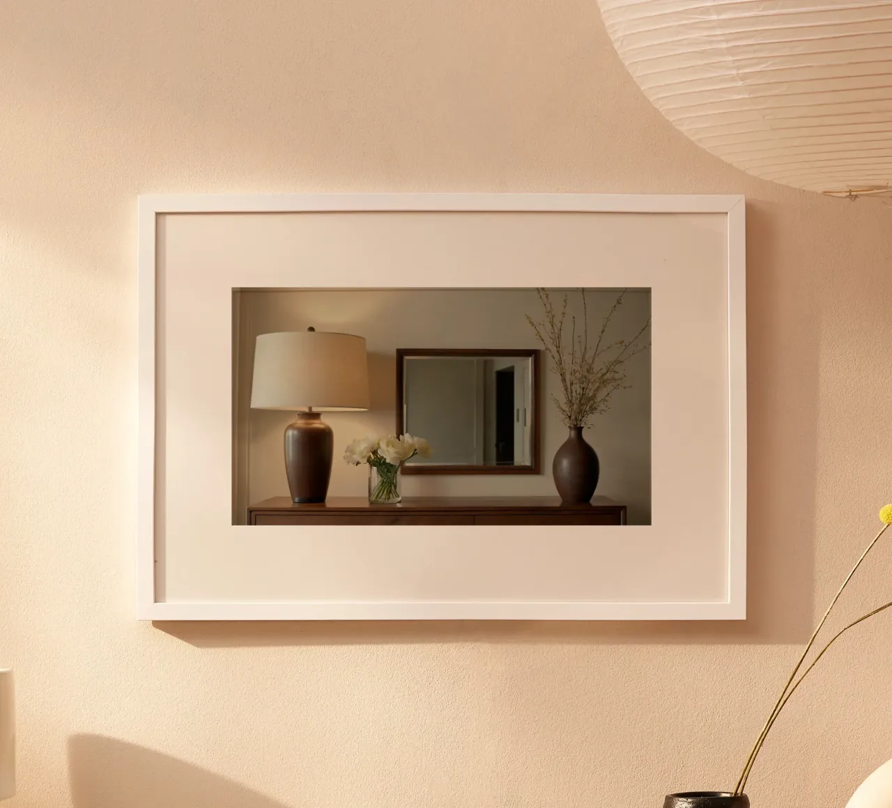 Interni eleganti con lampada e fiori freschi poster con telaio in plastica da DesignDoodle