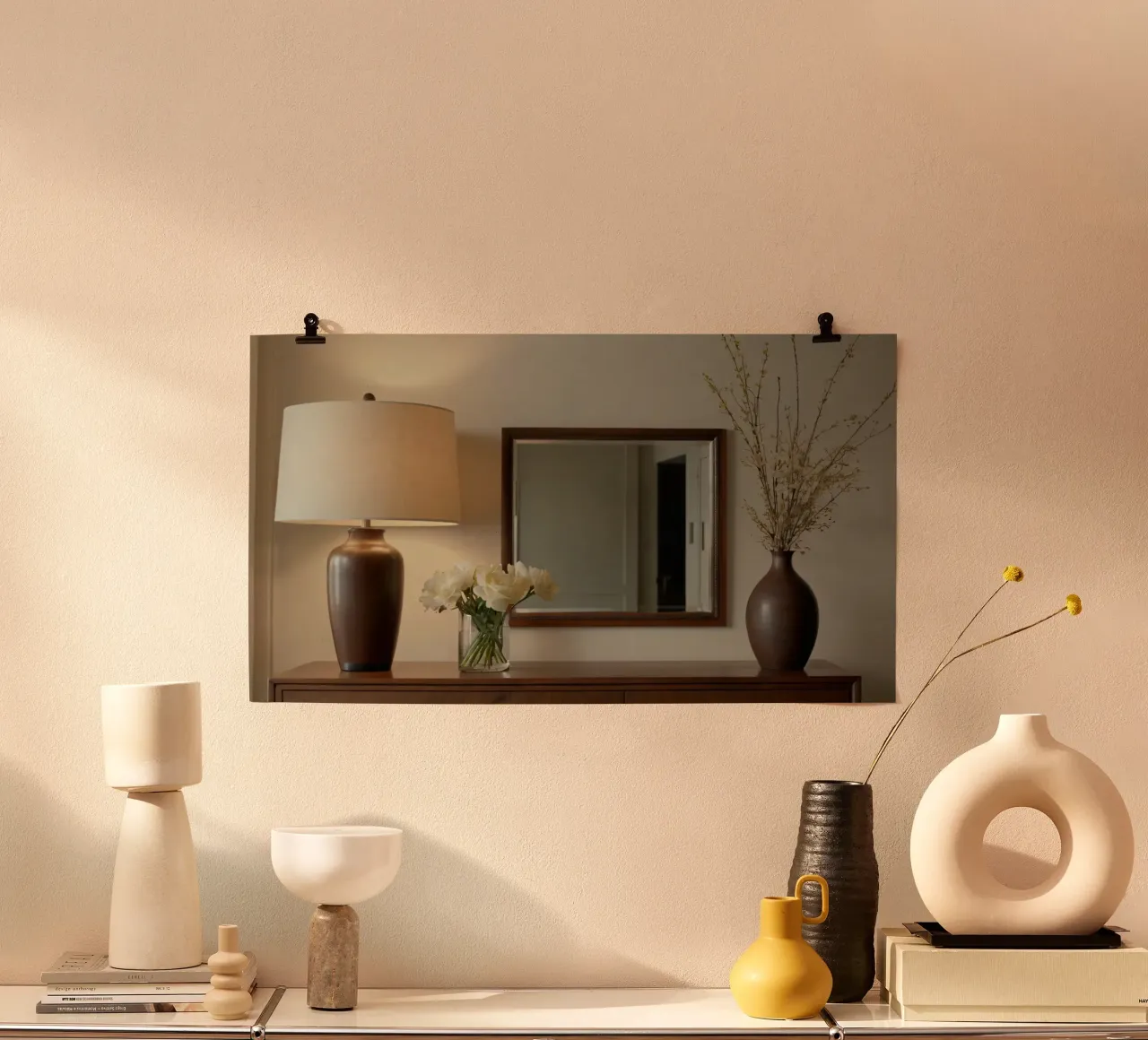 Interni eleganti con lampada e fiori freschi poster con telaio in plastica da DesignDoodle