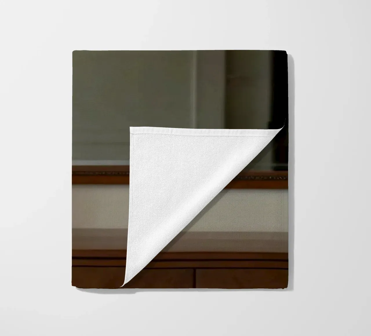 Interni eleganti con lampada e fiori freschi telo mare da DesignDoodle