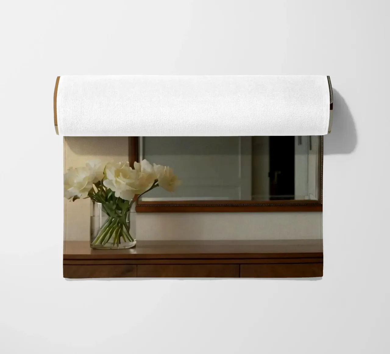 Interni eleganti con lampada e fiori freschi telo mare da DesignDoodle
