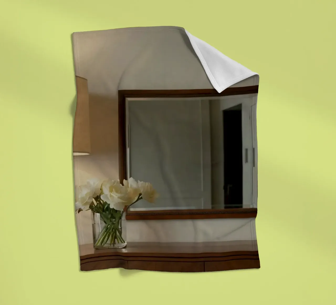 Interni eleganti con lampada e fiori freschi coperta in pile da DesignDoodle