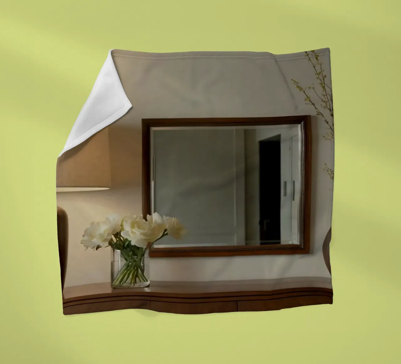 Interni eleganti con lampada e fiori freschi coperta in pile da DesignDoodle