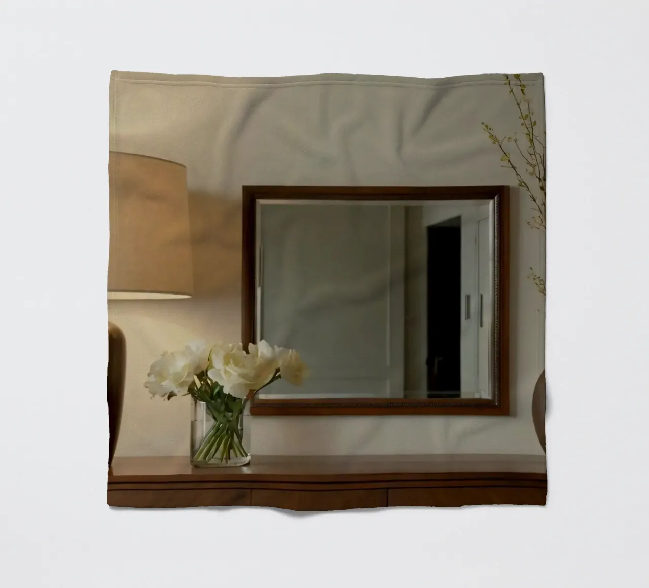 Interni eleganti con lampada e fiori freschi coperta in pile da DesignDoodle