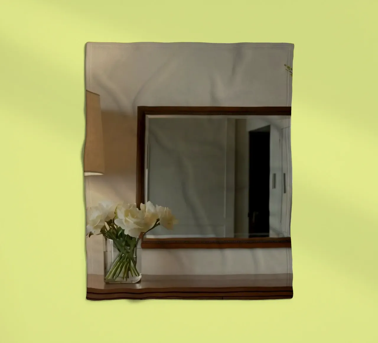 Interni eleganti con lampada e fiori freschi coperta in pile da DesignDoodle