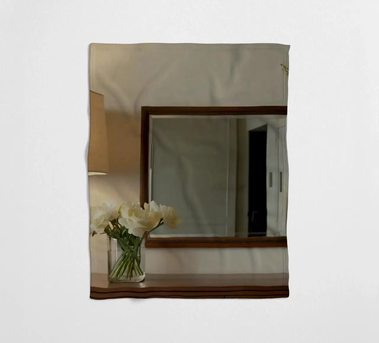 Interni eleganti con lampada e fiori freschi coperta in pile da DesignDoodle