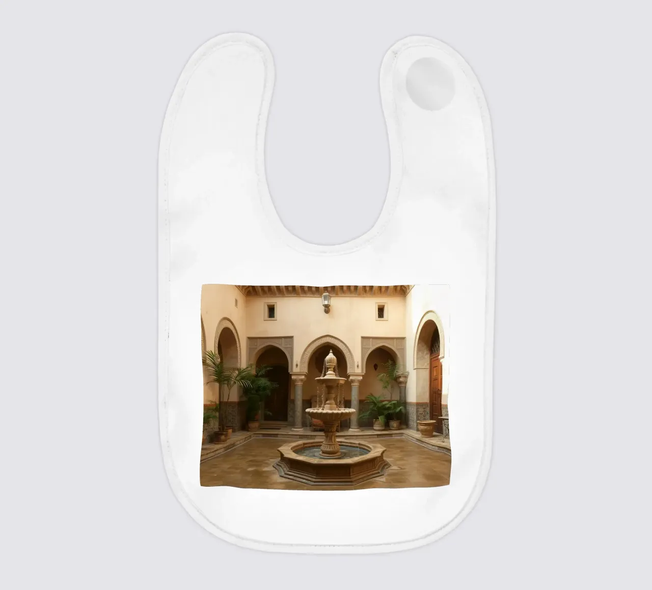 Splendido cortile con fontana centrale e verde bavaglino da DesignDoodle