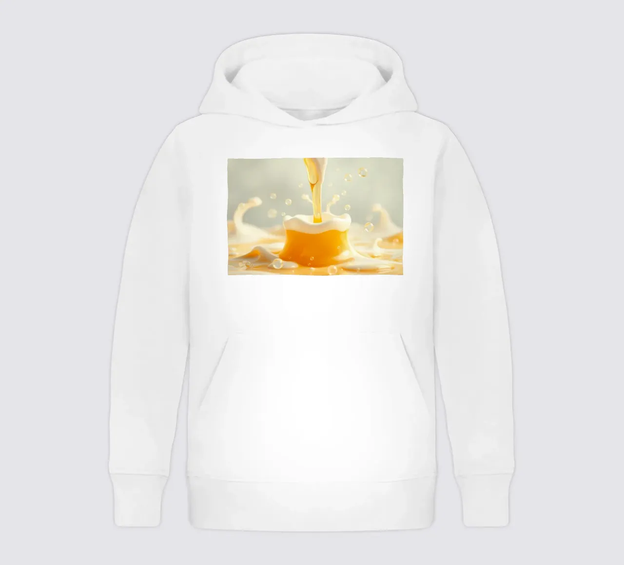 Un liquide doré se déversant dans une tasse mousseuse, capturant l'essentiel. sweat à capuche enfant de DesignDoodle