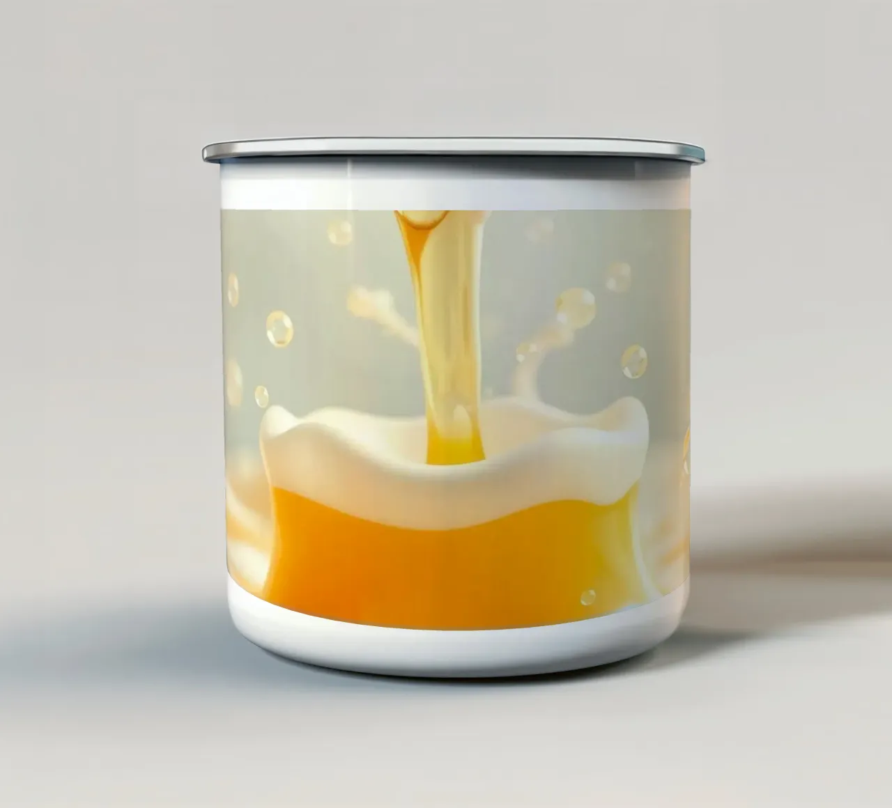 Liquido dorato che si versa in un boccale schiumoso, catturando l'essen tazza in smalto da DesignDoodle