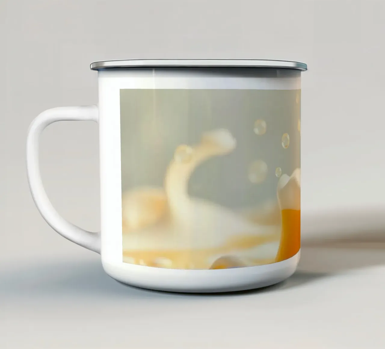 Liquido dorato che si versa in un boccale schiumoso, catturando l'essen tazza in smalto da DesignDoodle