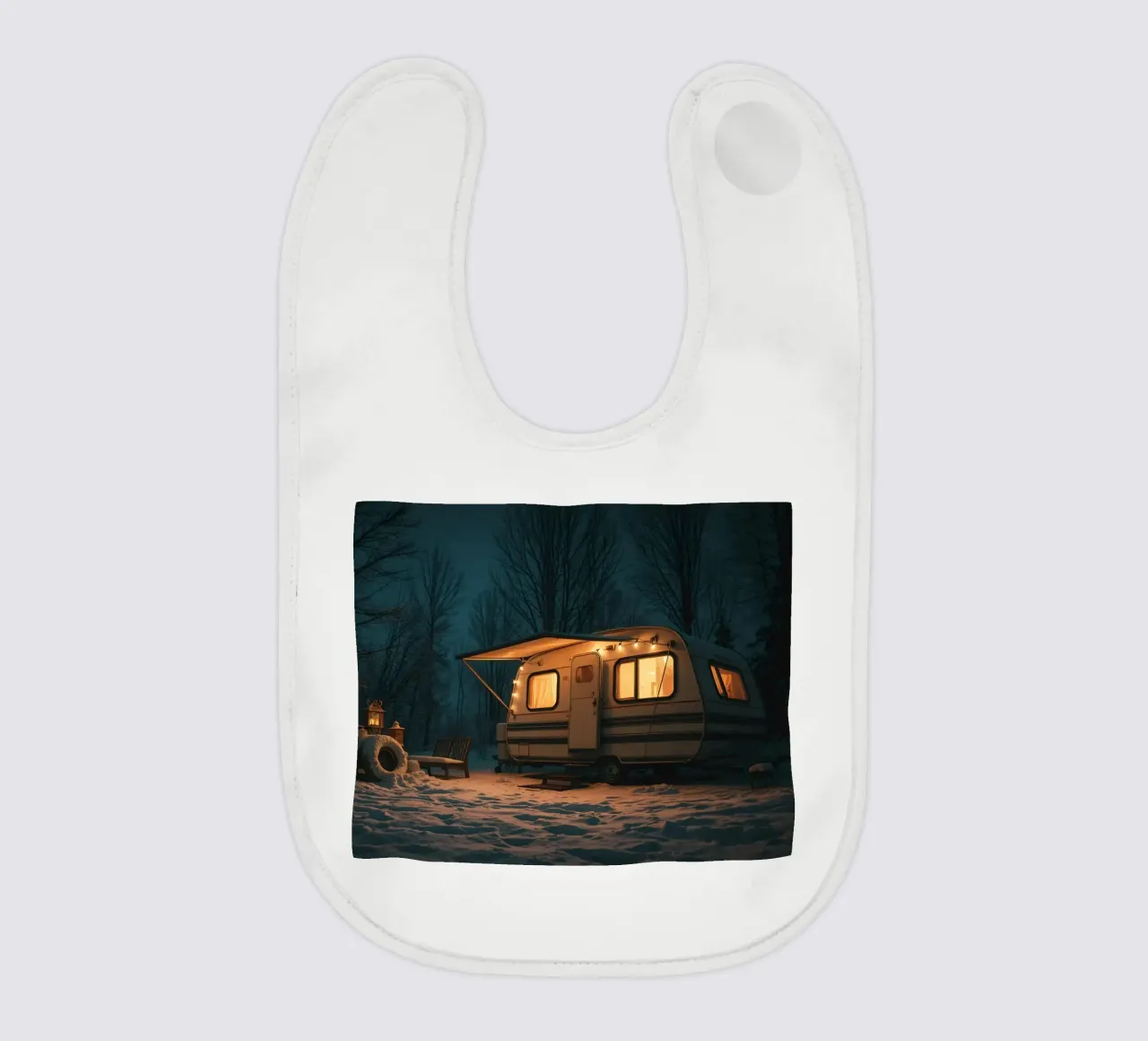 Accogliente notte d'inverno in un camper nei boschi innevati, con un caldo bavaglino da DesignDoodle