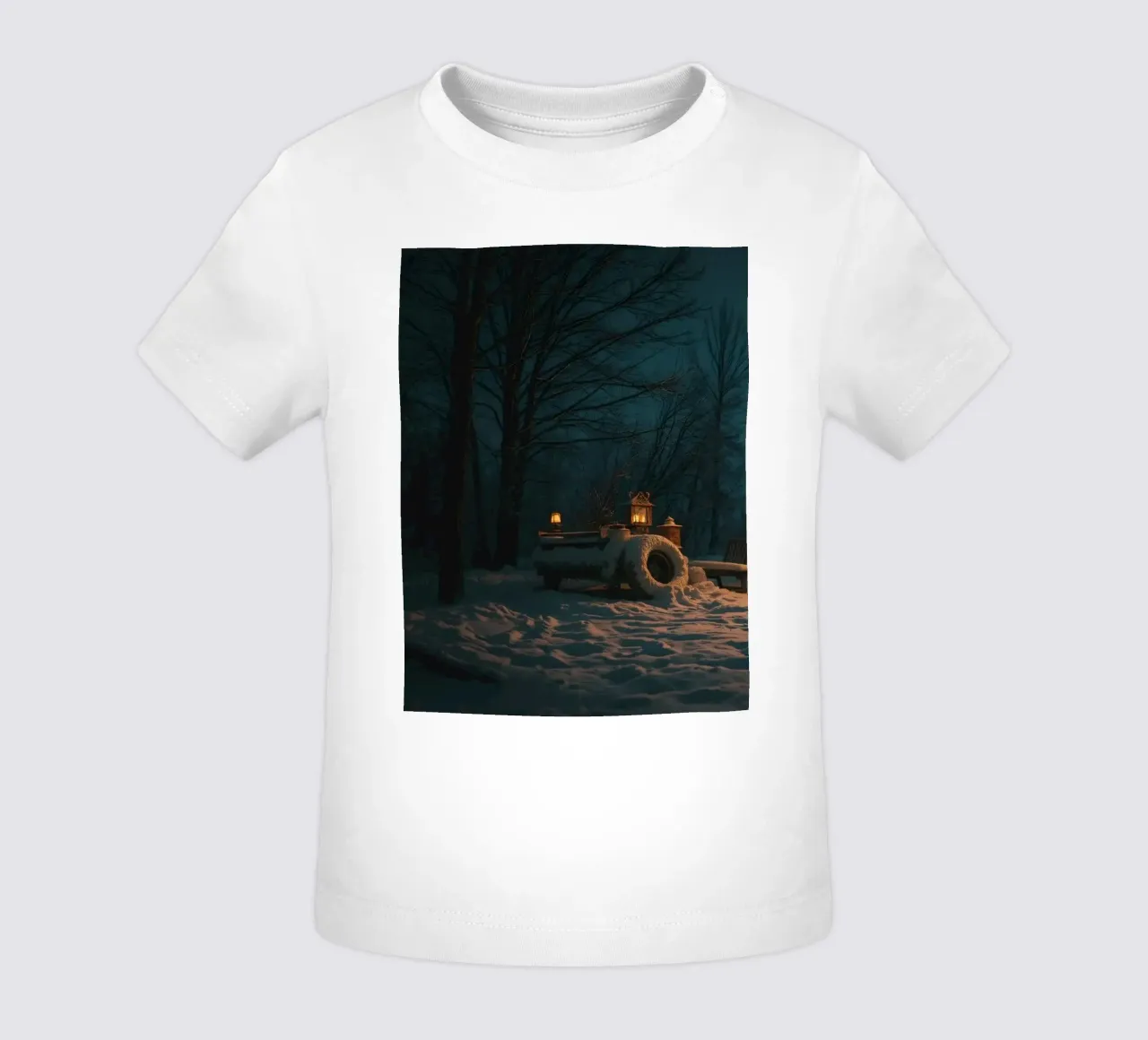 Gezellige winternacht bij een camper in het besneeuwde bos met warme baby t-shirt van DesignDoodle