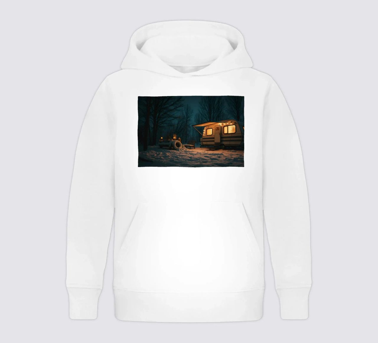 Accogliente notte d'inverno in un camper nei boschi innevati, con un caldo felpa bambino con cappuccio da DesignDoodle