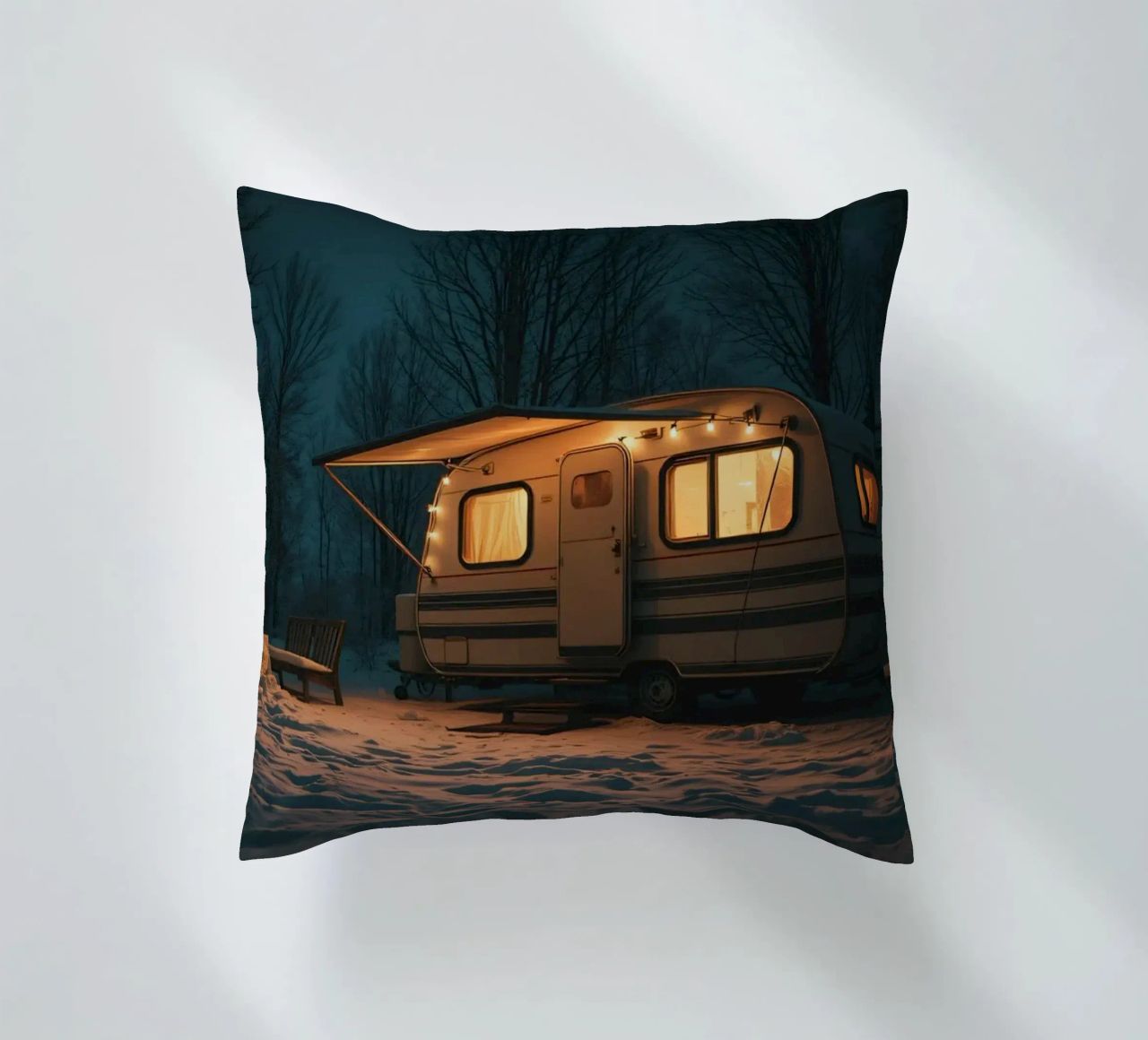 Accogliente notte d'inverno in un camper nei boschi innevati, con un caldo cuscino da DesignDoodle