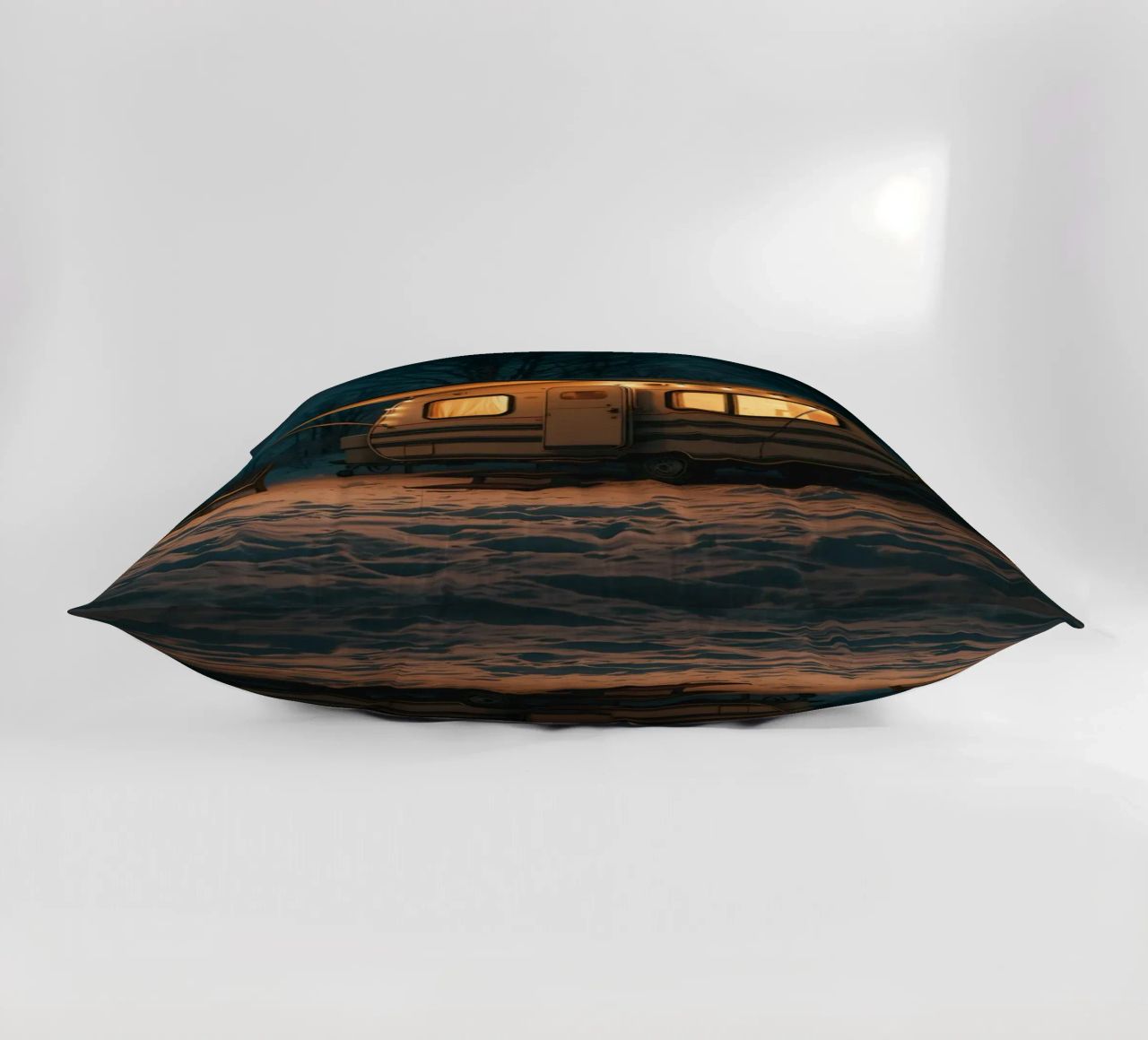 Accogliente notte d'inverno in un camper nei boschi innevati, con un caldo cuscino da DesignDoodle