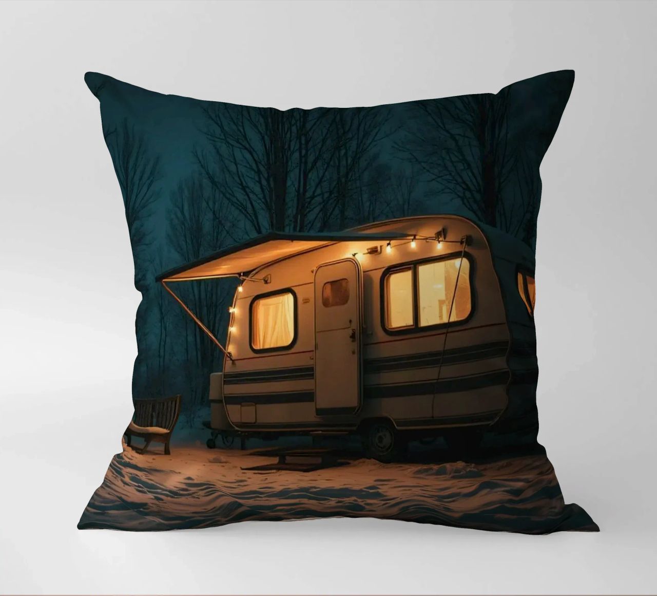 Accogliente notte d'inverno in un camper nei boschi innevati, con un caldo cuscino da DesignDoodle