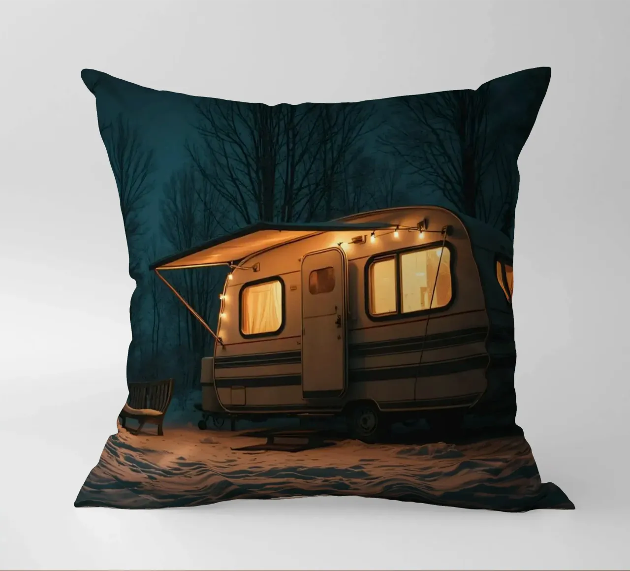 Accogliente notte d'inverno in un camper nei boschi innevati, con un caldo cuscino da DesignDoodle