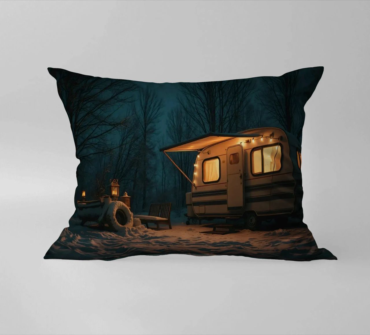 Accogliente notte d'inverno in un camper nei boschi innevati, con un caldo cuscino da DesignDoodle