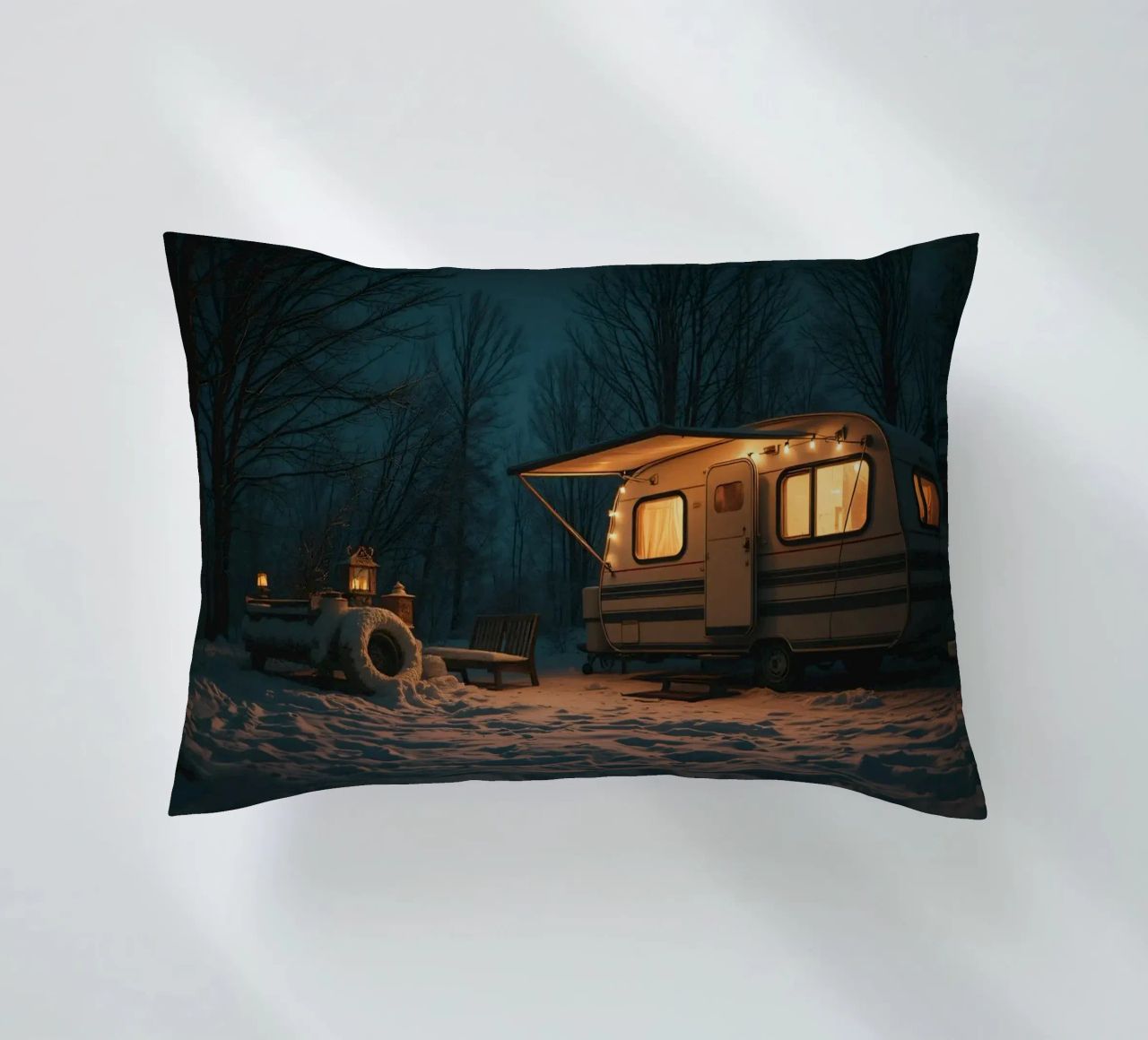 Accogliente notte d'inverno in un camper nei boschi innevati, con un caldo cuscino da DesignDoodle