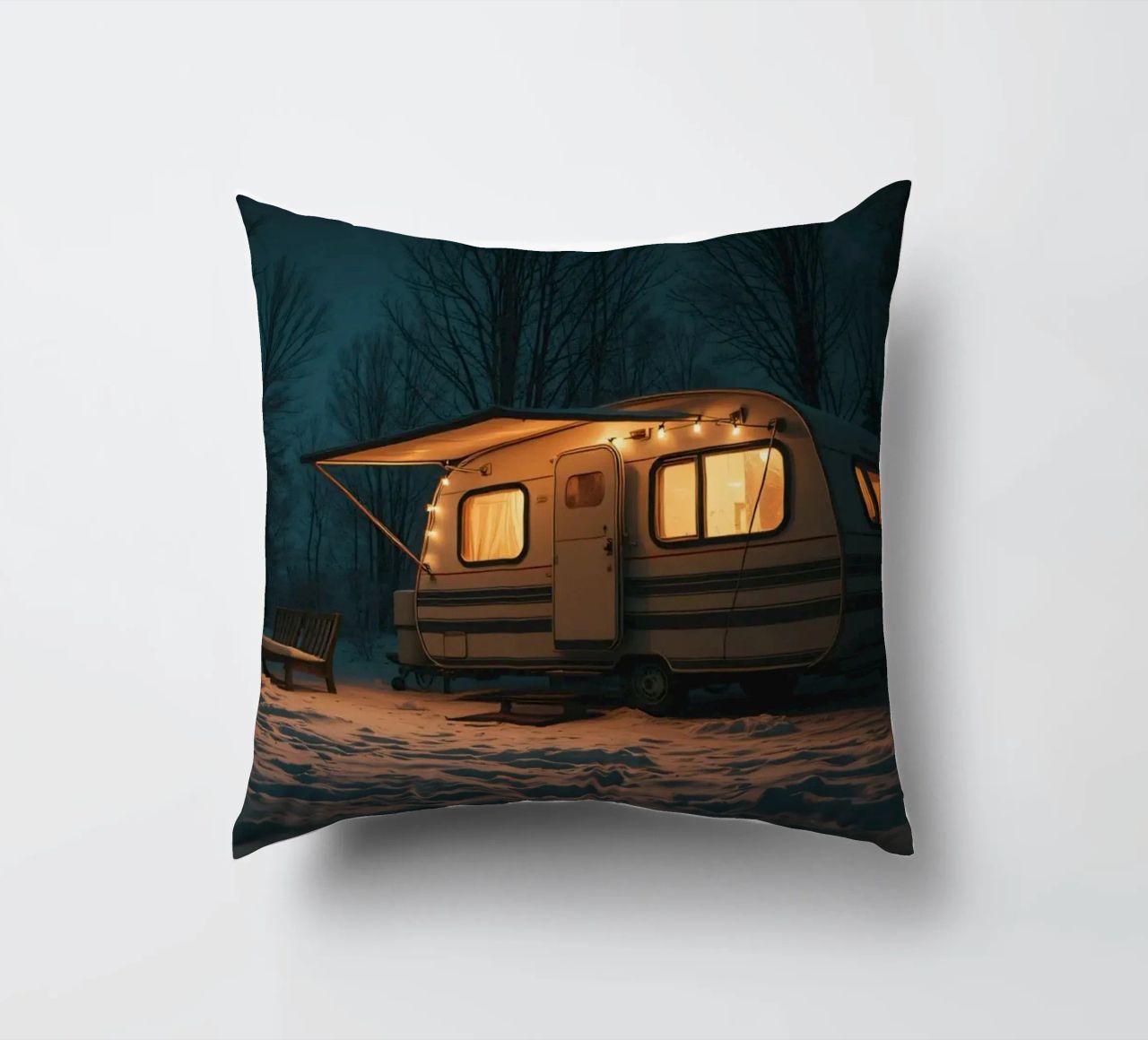 Accogliente notte d'inverno in un camper nei boschi innevati, con un caldo cuscino da DesignDoodle