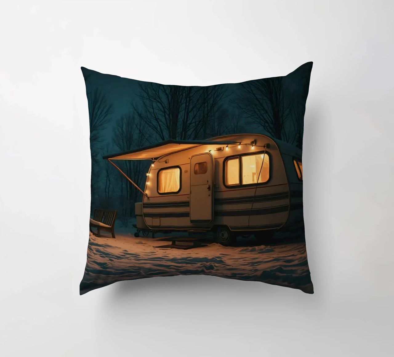 Accogliente notte d'inverno in un camper nei boschi innevati, con un caldo cuscino da DesignDoodle
