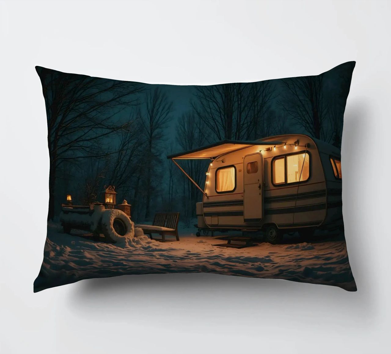 Accogliente notte d'inverno in un camper nei boschi innevati, con un caldo cuscino da DesignDoodle