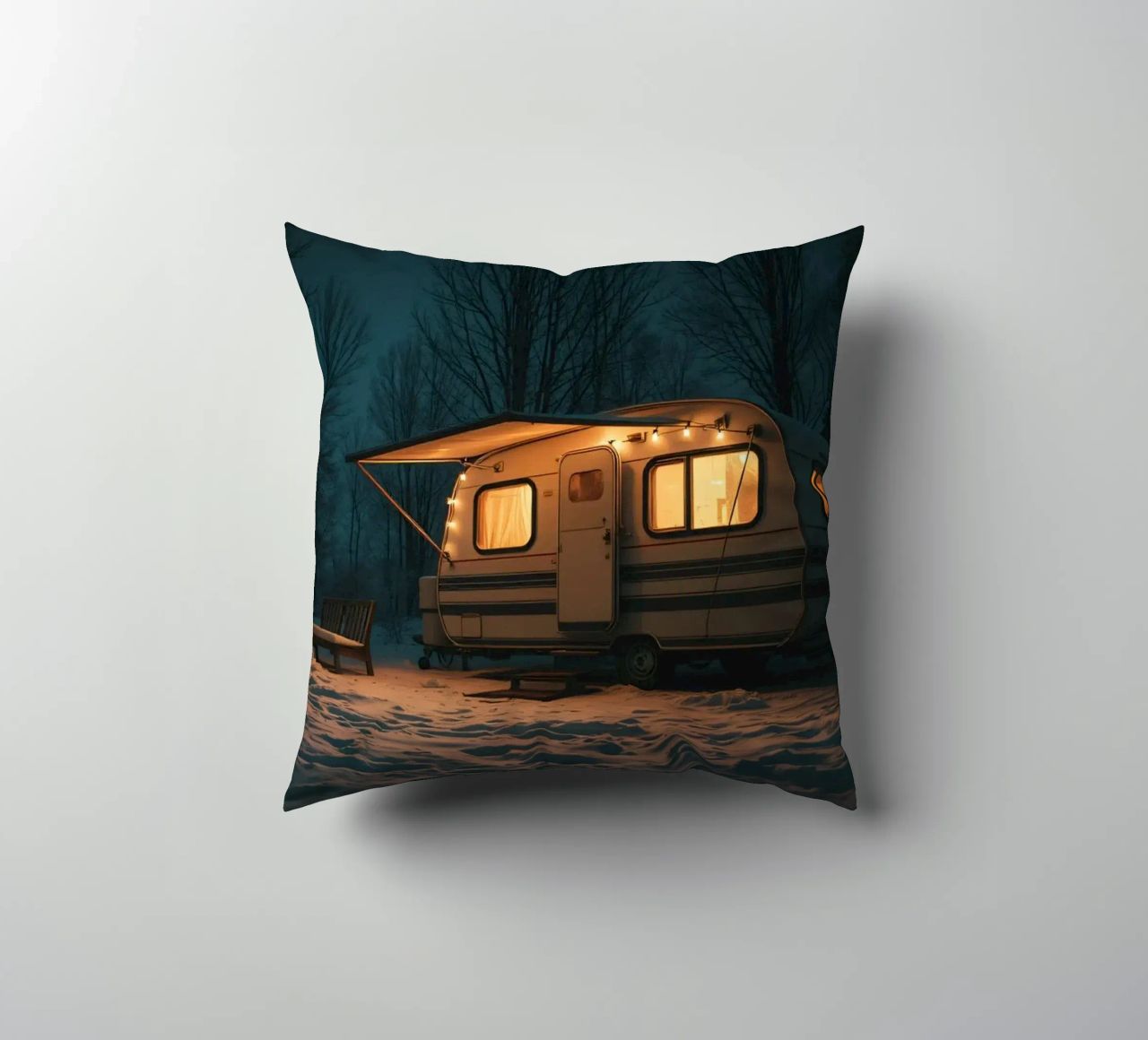 Accogliente notte d'inverno in un camper nei boschi innevati, con un caldo cuscino da DesignDoodle