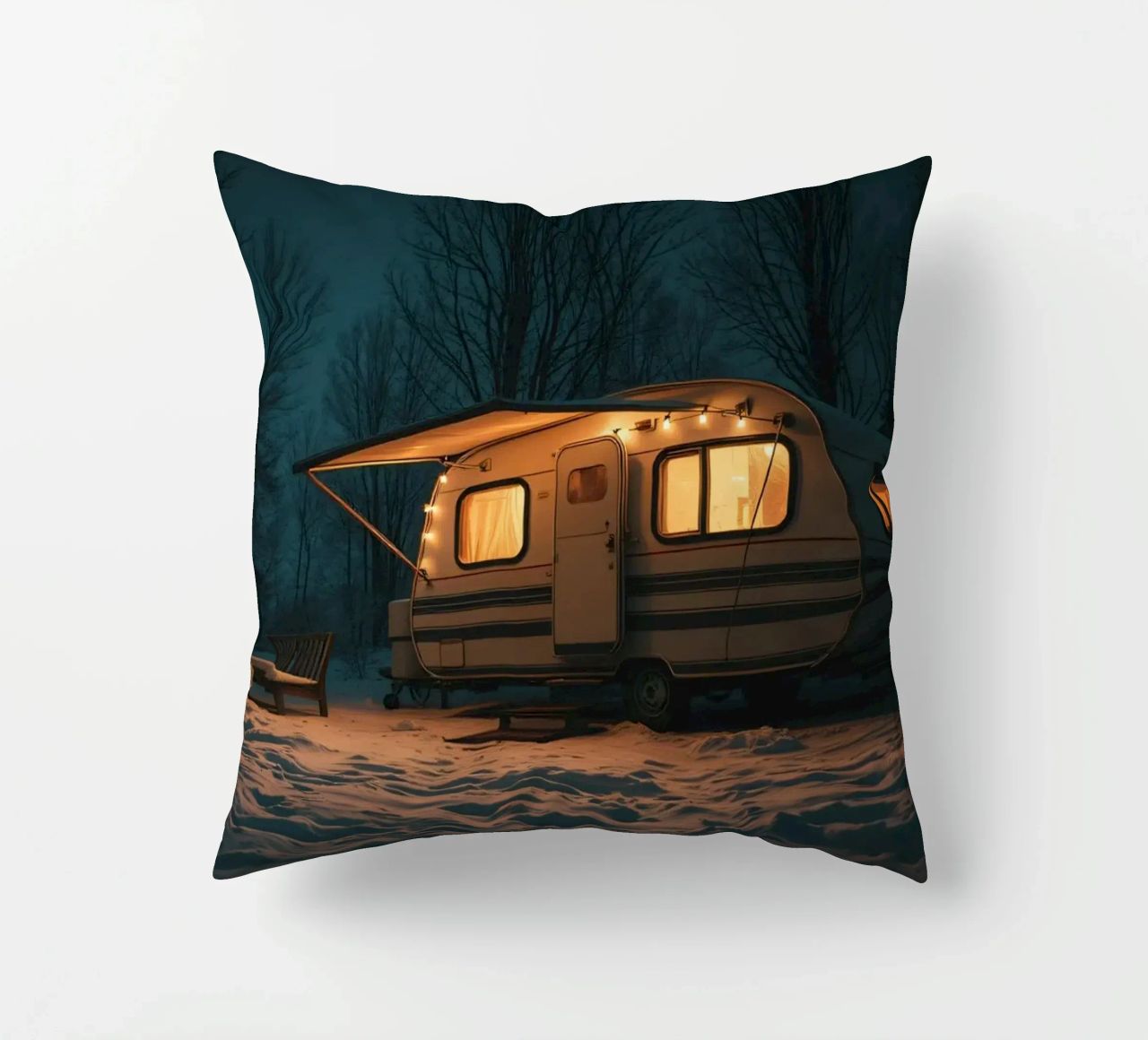 Accogliente notte d'inverno in un camper nei boschi innevati, con un caldo cuscino da DesignDoodle