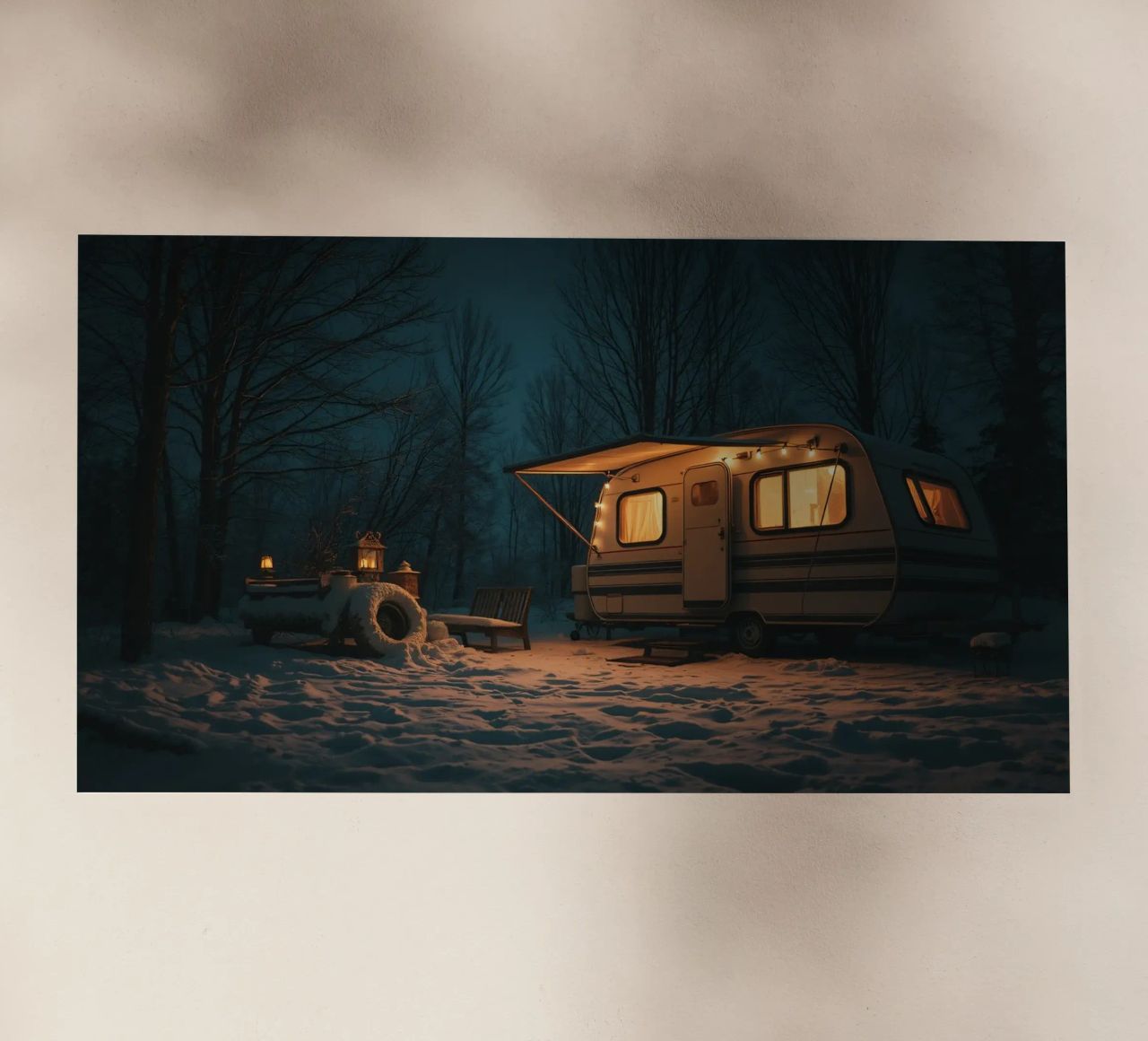 Accogliente notte d'inverno in un camper nei boschi innevati, con un caldo pellicola backlit da DesignDoodle
